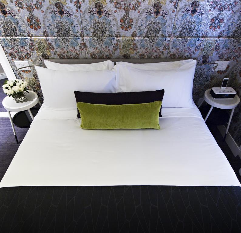 Chambre Lit Queen-Size avec Douche Accessible en Fauteuil Roulant - Adaptée aux Personnes à Mobilité Réduite
