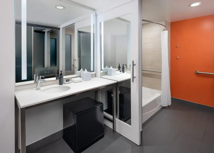3 star hotels Aloft New York Laguardia Airport